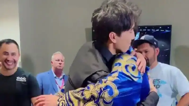 Димаш Кудайберген опубликовал видео встречи с GGG после боя в США