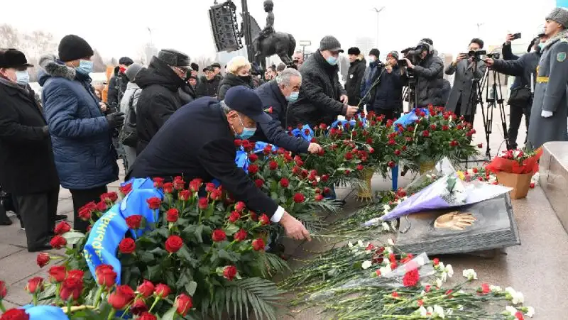 цветы возложение, фото - Новости Zakon.kz от 16.12.2021 11:44