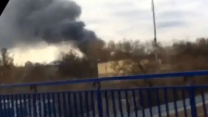 Горящий на севере Москвы склад обрушился: движение в районе пожара перекрыто