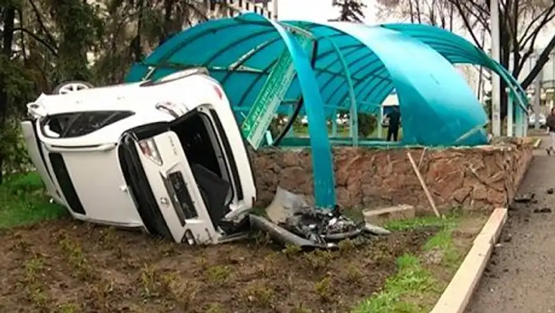 В Алматы Lexus едва не провалился в подземный переход