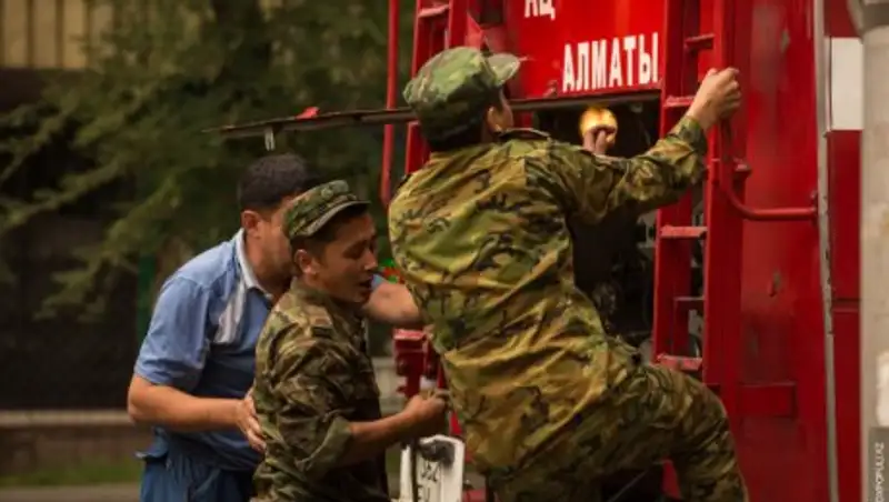Два автомобиля сгорели при пожаре в Алматы