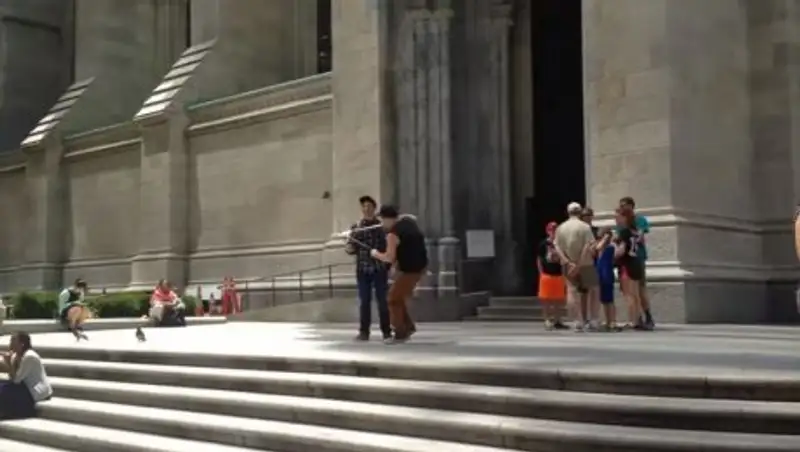 Американский комик с ножницами открыл охоту на любителей селфи-палок