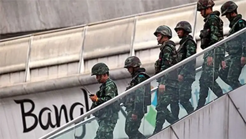 В популярных туристических зонах Таиланда отменили комендантский час