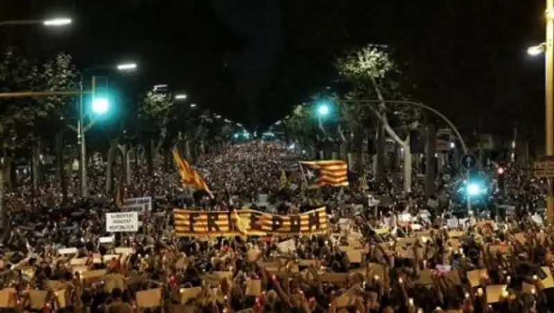 В Каталонии сотни тысяч людей протестовали против ареста лидеров движения за независимость