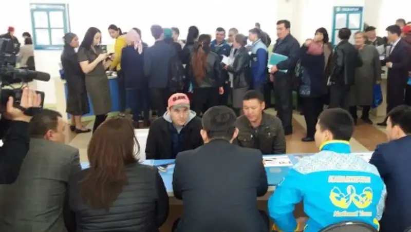 Сыбайлас жем&#1179;орлы&#1179;&#1179;а &#1179;арсы мобильді топ халы&#1179;пен кездесті