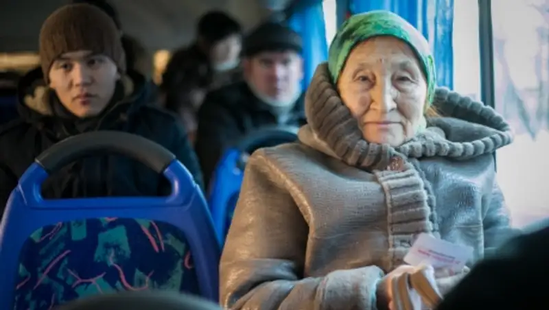 В Актобе отменили бесплатный проезд для пенсионеров