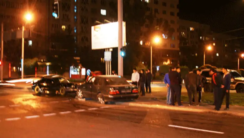 В Алматы BMW и Mercedes-Benz не поделили дорогу