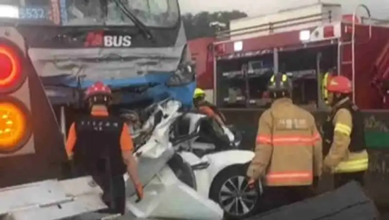 Жуткая авария в Южной Корее: автобус превратил три легковушки в месиво