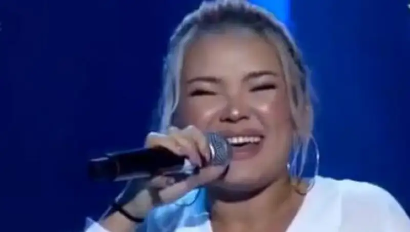 Макпал Исабекова неприятно удивила фанатов своим живым исполнением