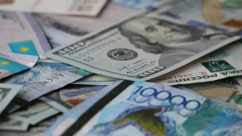 Тенге укрепился после ослабления