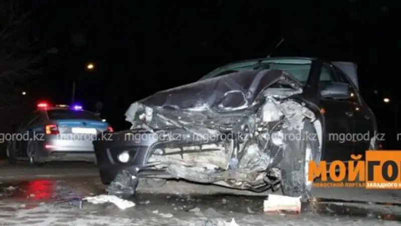Автомобиль с ребенком и беременной женщиной попал в ДТП в Уральске
