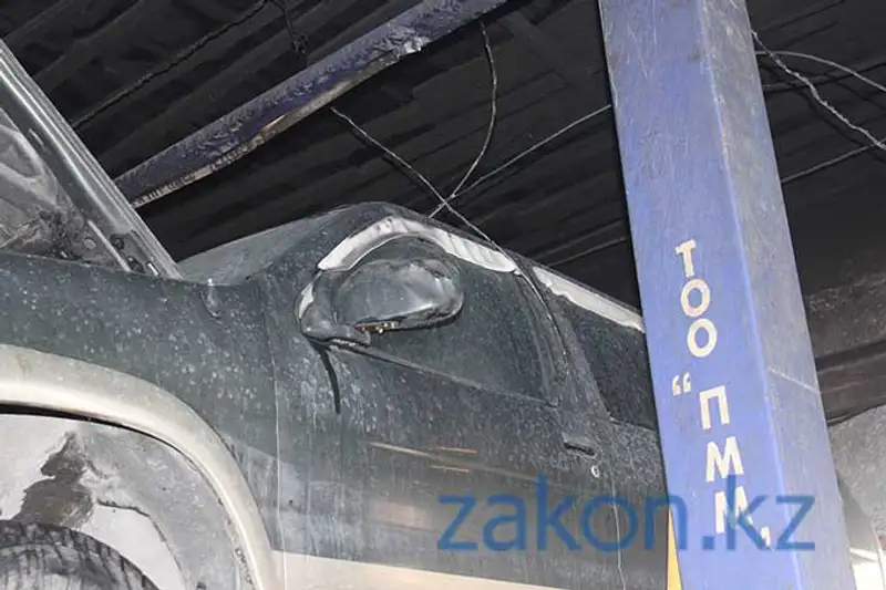 В Алматы в СТО сгорел внедорожник, оставленный на ремонт (фото) В Алматы в СТО сгорел внедорожник, оставленный на ремонт (фото), фото - Новости Zakon.kz от 22.11.2013 22:25