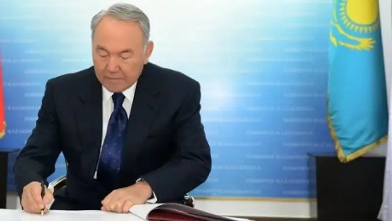 Назарбаев внес ряд изменений в указы о госслужбе