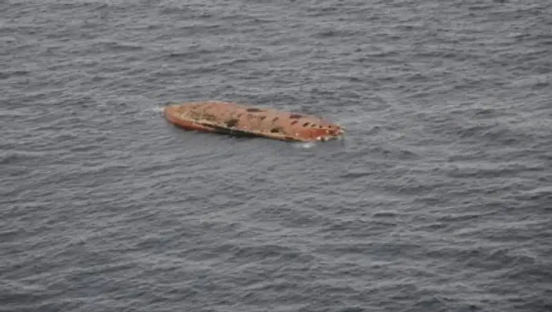 У берегов Камеруна перевернулся военный корабль