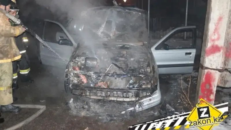 Mitsubishi Lancer сгорел в Алматы