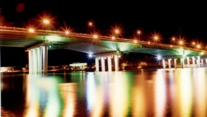 В Атырау сотрудники ДЧС спасли мужчину прыгнувшего с моста в реку