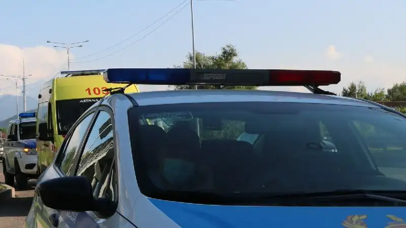 Toyota столкнулась с полицейской машиной в Алматы