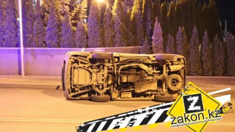 В Алматы микроавтобус перевернулся после столкновения с "Мерседесом"