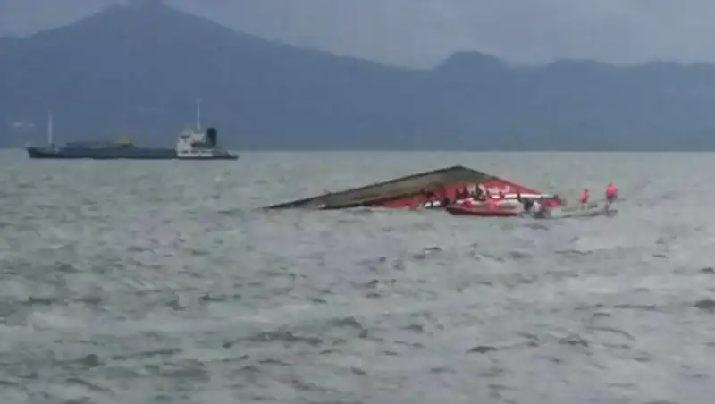 Число жертв крушения парома на Филиппинах возросло до 61