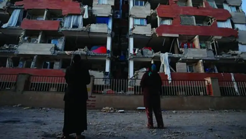 Толчки мощного землетрясения в Ираке засняли в прямом эфире телеканала