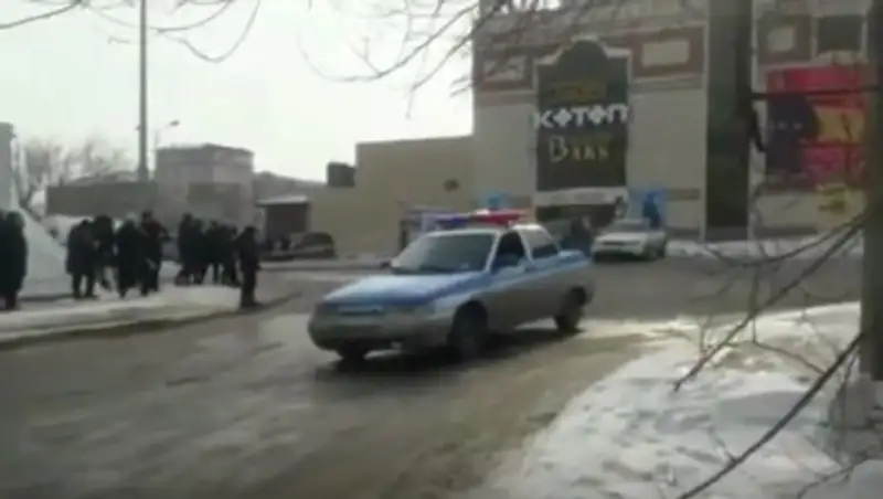 Почти 300 человек эвакуировали из торгового дома в Караганде