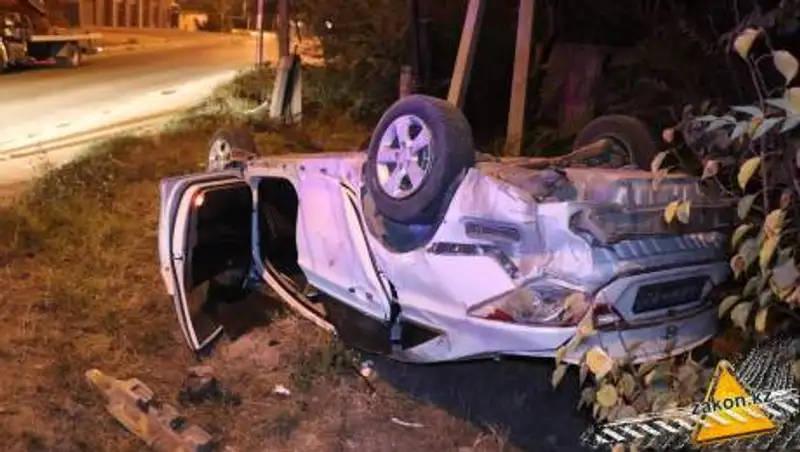 В Алматы Hyundai повредил Toyota и снес столб