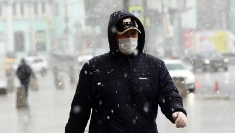 Казахстанцев предупредили об опасности ношения масок в мороз