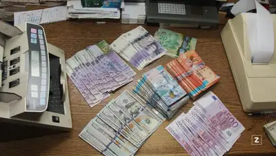 валюта в обменном пункте, фото - Новости Zakon.kz от 09.01.2022 19:47