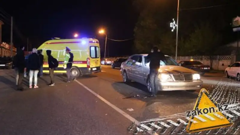 В Алматы двое мужчин угодили под колеса Mercedes