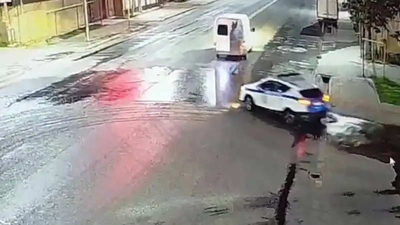 Пьяный мужчина угнал авто с парковки кинотеатра в Шымкенте