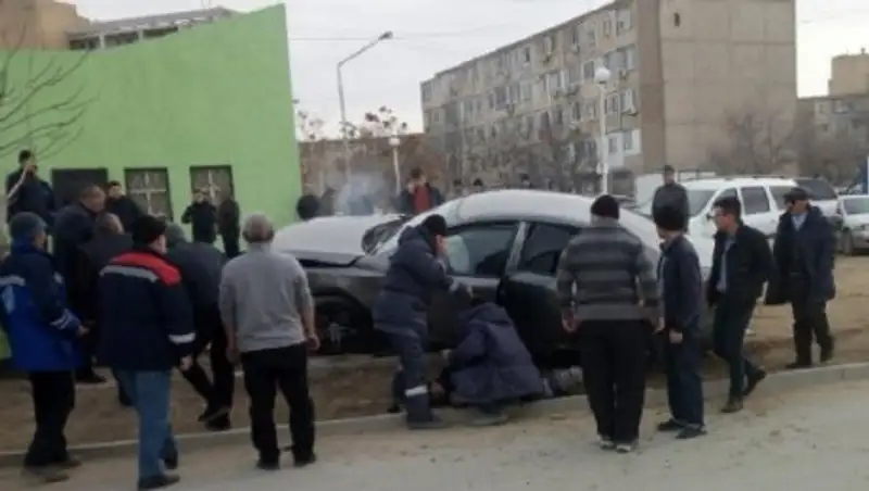 Ақтауда жас жігітті қаққан автокөлік оны бірнеше метрге дейін сүйреп кетті