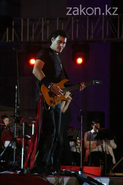 Парад оркестров в Алматы завершали классикой рока (фото) Парад оркестров в Алматы завершали классикой рока (фото), фото - Новости Zakon.kz от 10.09.2012 17:38