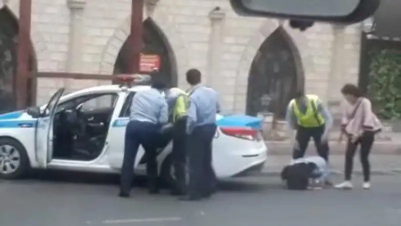 Полицейский ударил девушку в живот в Шымкенте