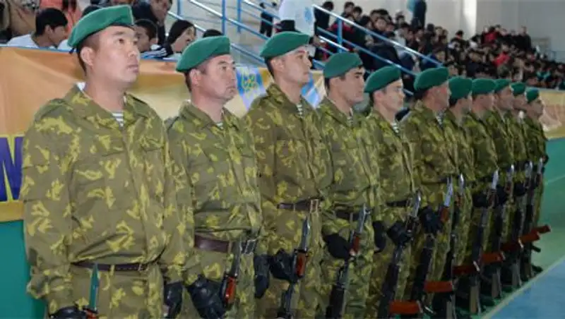 Аким Кызылординской области проводил призывников в армию