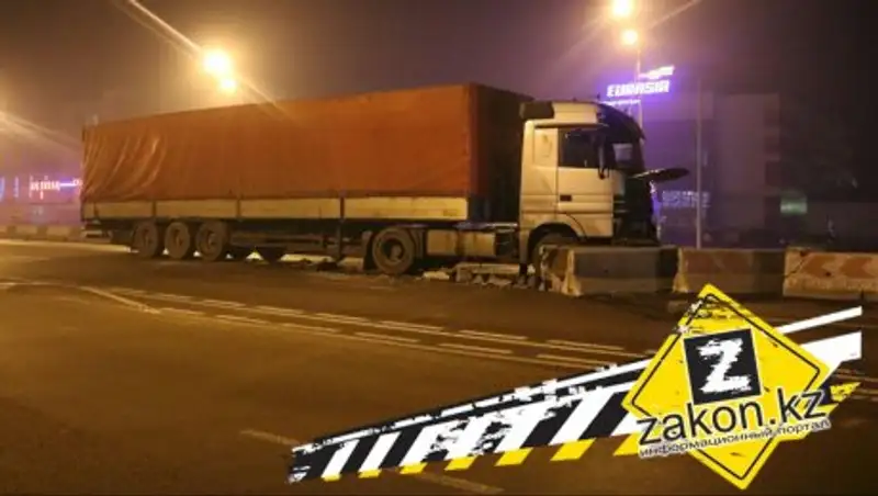 Увернувшаяся от лихача фура врезалась в бетонные блоки в Алматы