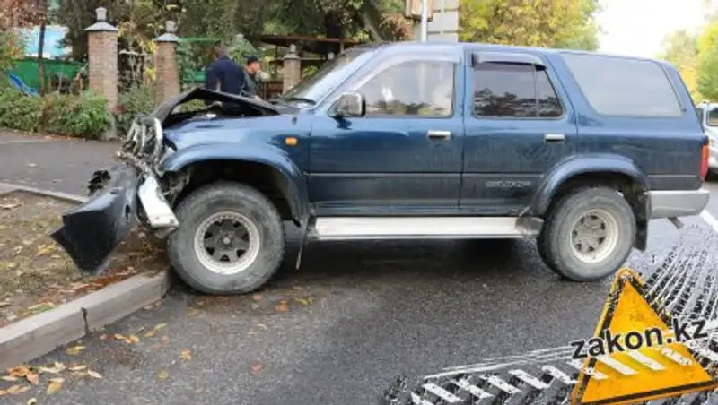 Рано утром в Алматы предположительно пьяная женщина на встречной полосе устроила ДТП
