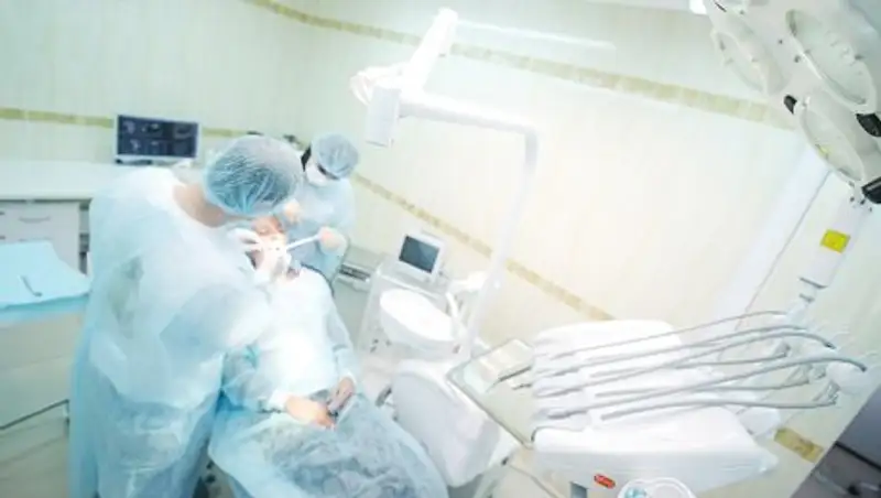 В России у девушки вырос зуб в носу