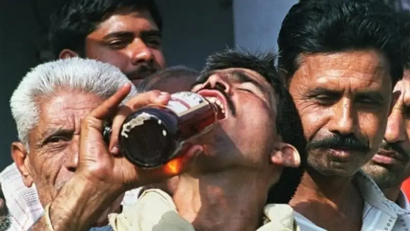 До 90 человек возросло число жертв отравления контрафактным алкоголем в Индии