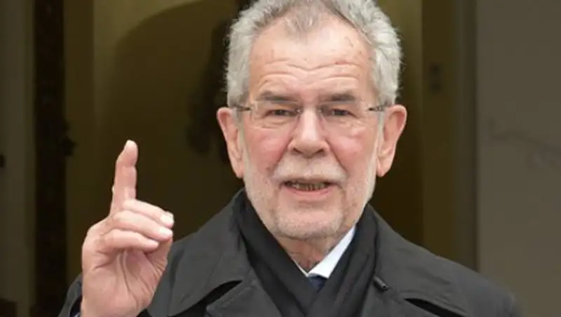 Президент Австрии призвал всех женщин покрыть голову ради борьбы с исламофобией