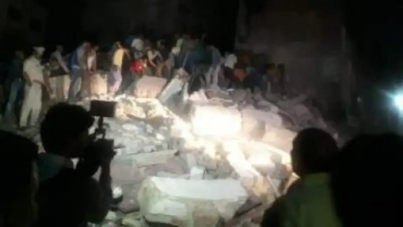 Девять человек погибли при обрушении гостиницы в Индии