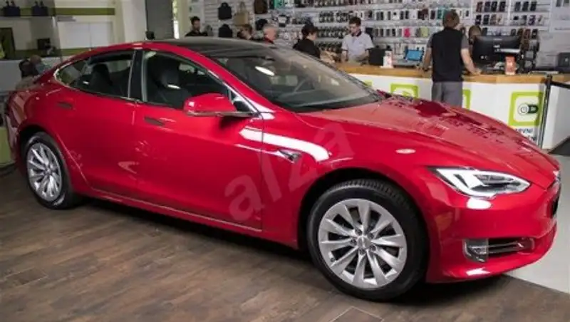 В электрокар Tesla добавят караоке