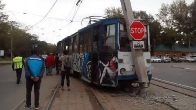 В Усть-Каменогорске трамвай сошел с рельсов и врезался в столб