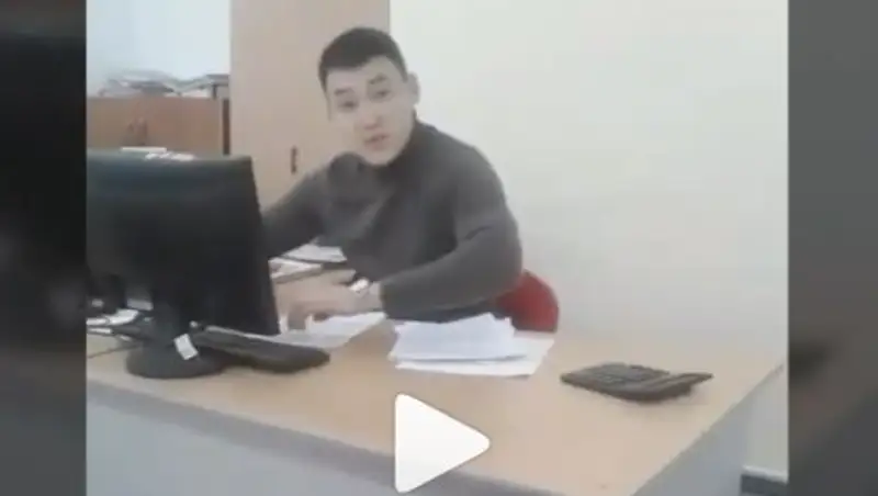 В Караганде инвалид снял на видео разговор с коллектором