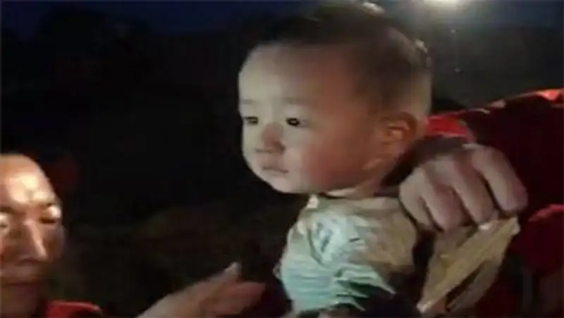 В Китае 10 экскаваторов спасали ребёнка, упавшего в 50-метровую скважину