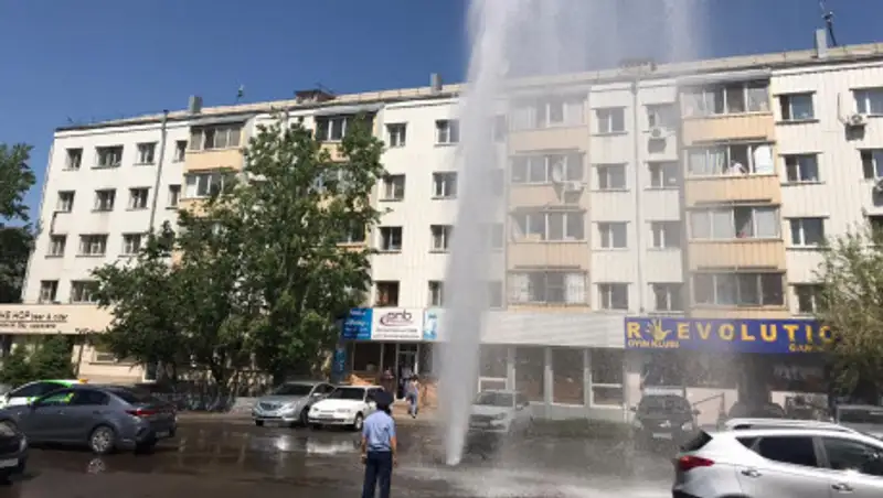 Фонтан воды выше пятиэтажки бил из-под асфальта в Нур-Султане