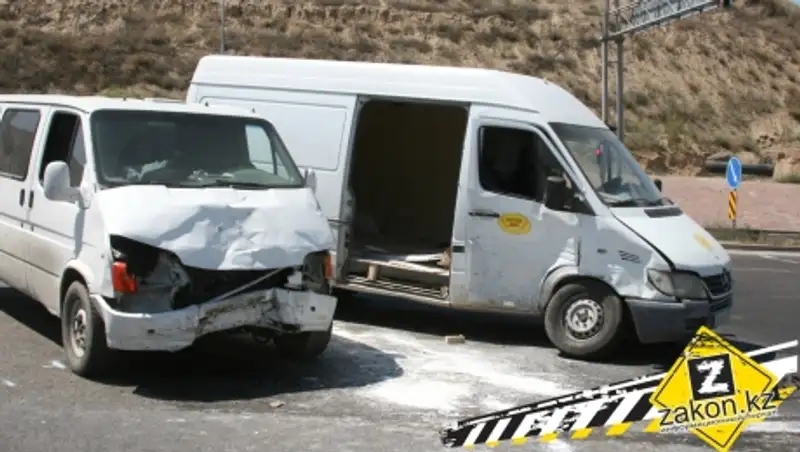 Два грузовых микроавтобуса не поделили перекресток в Алматы