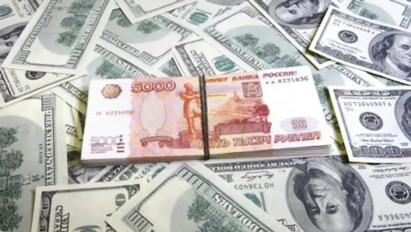 Рубль в начале торгов уступил доллару и евро