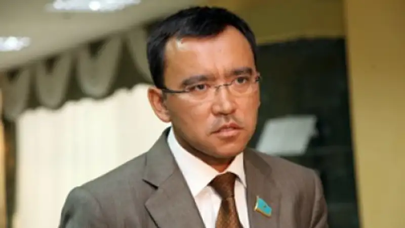 Ашимбаев: Нельзя рассматривать эти поправки, как изменение системы президентской власти