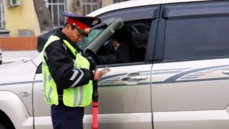 Вооруженные полицейские проверяют автомобили на выезде из Астаны