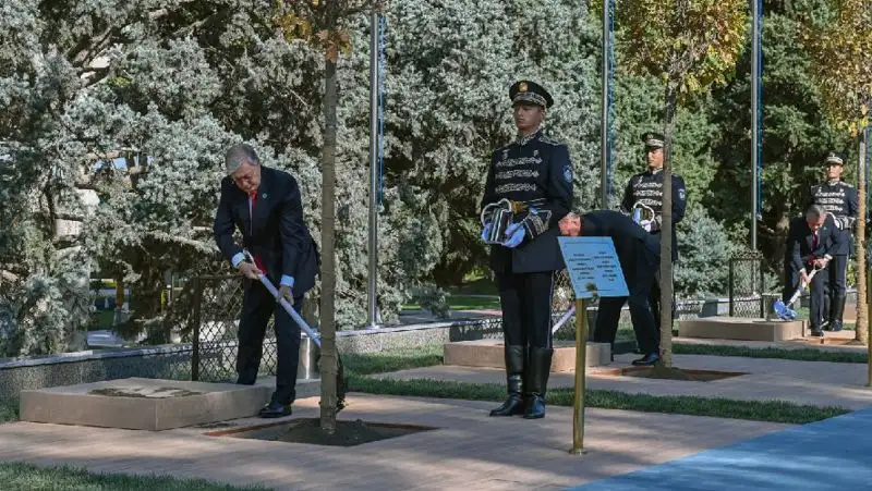 Токаев посадил дерево на площади Регистан в Самарканде